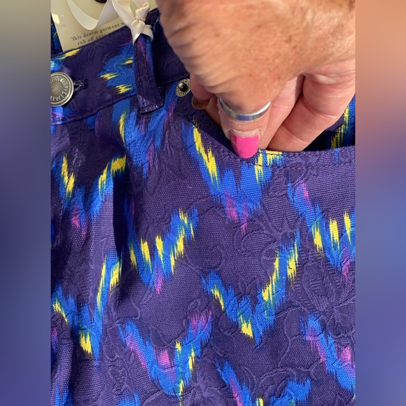 Womens Limited Funky Embossed Jeans! Brand NEW! Size 8/ 30-31”waist🔥Lightweight - Picture 3 of 16